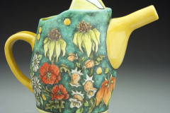 bee-water-pitcher